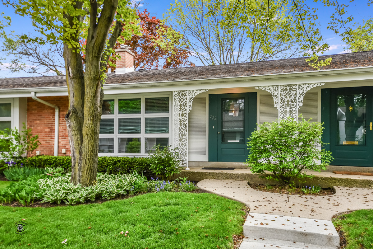 01-Front-722-carriage-hill-drive-glenview-home-for-sale