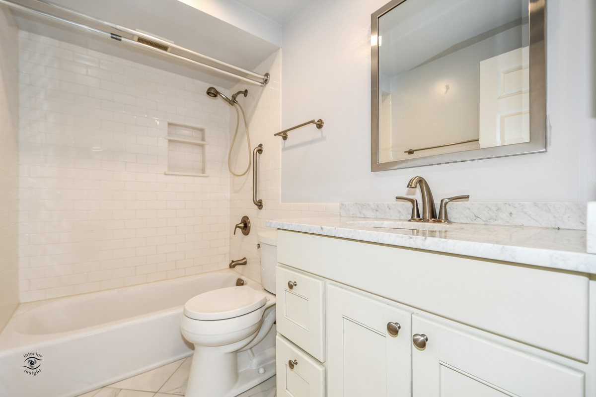 11-Bathroom-722-carriage-hill-drive-glenview-home-for-sale