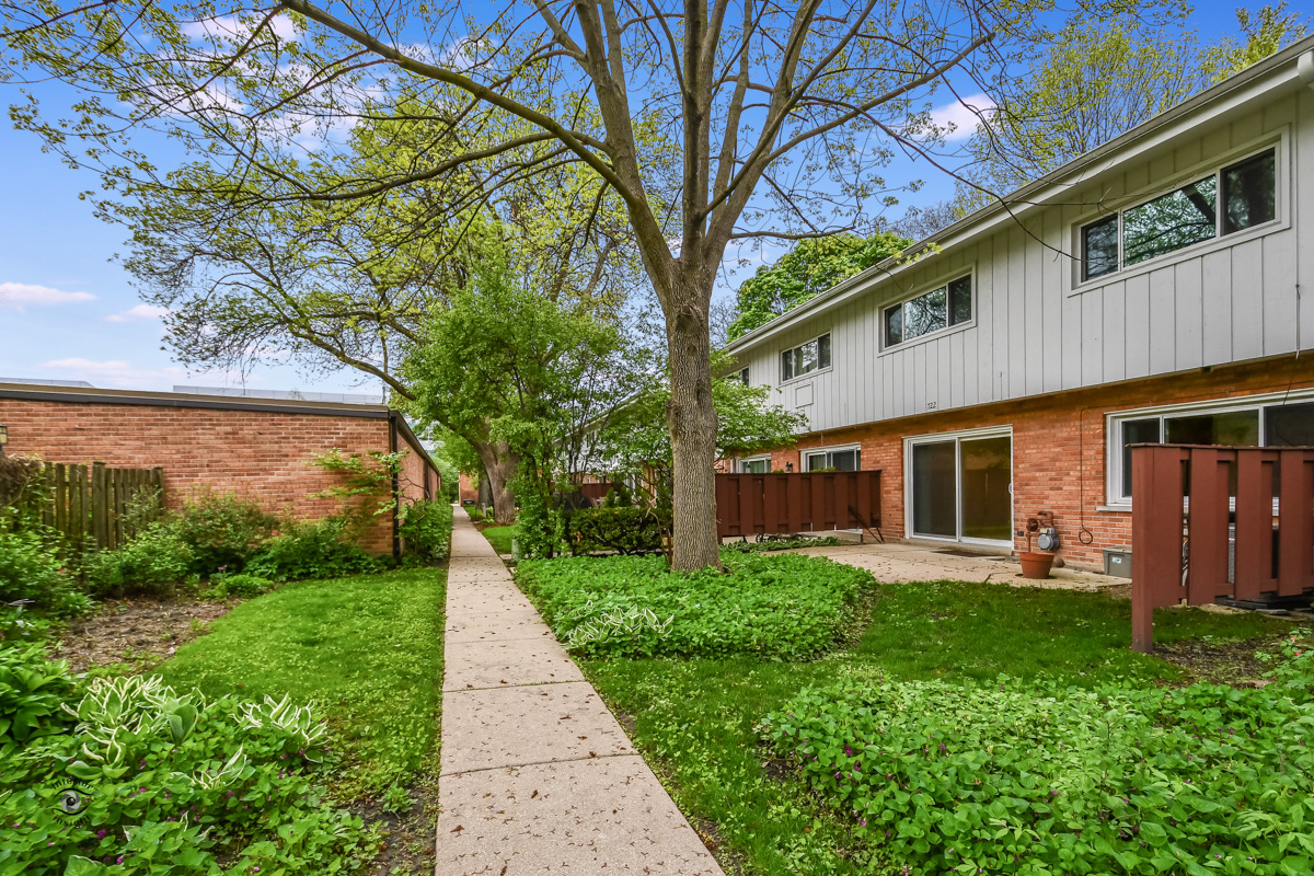 16-Back Yard-722-carriage-hill-drive-glenview-home-for-sale