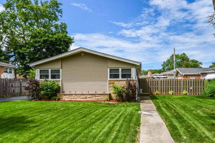 2410 Fontana Drive, Glenview, IL 60025