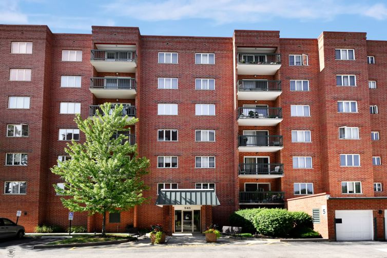 545 S River Road #602, Des Plaines, IL 60016