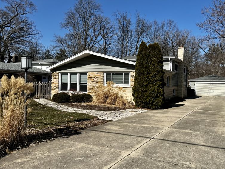 136 Glenview Rd, Glenview, IL 60025